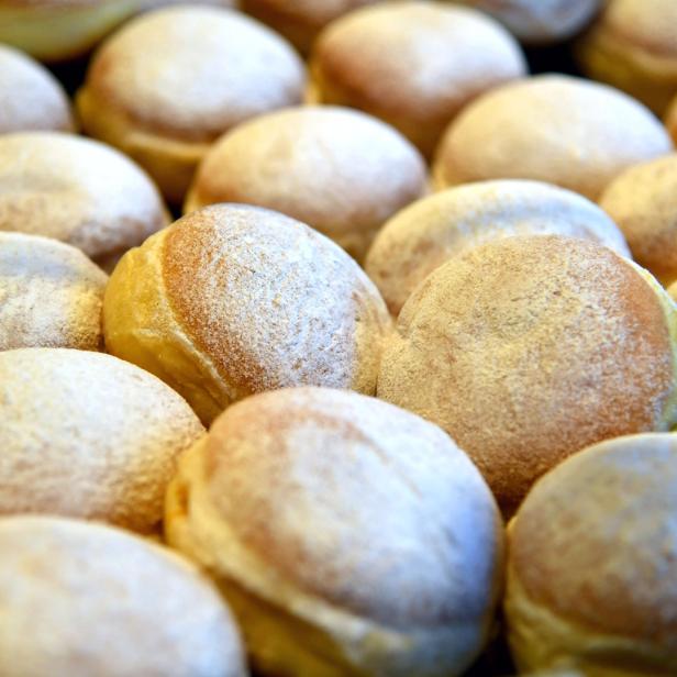 Nahaufnahme von Berlinern mit Puderzucker.