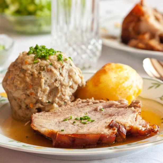 Ein österreichischer Klassiker: Schweinsbraten mit Knödel und Erdäpfel