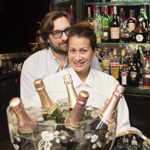 Roberto und Alexandra Pavlovic-Hariwijadi in ihrer American Bar am Bauernmarkt 11 im Jahr 2015