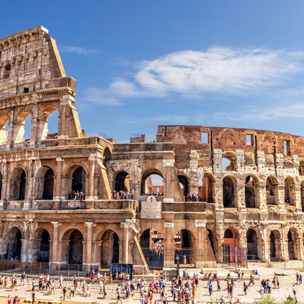 Das Kolosseum in Rom, Italien, an einem sonnigen Tag mit vielen Besuchern.