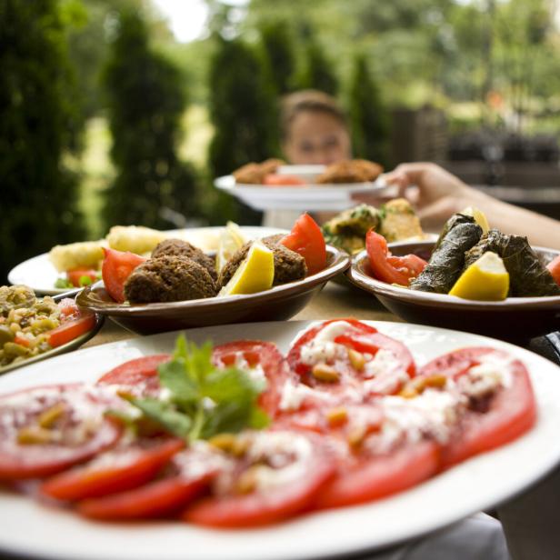 Bar Food: Caprese und Falafel werden serviert