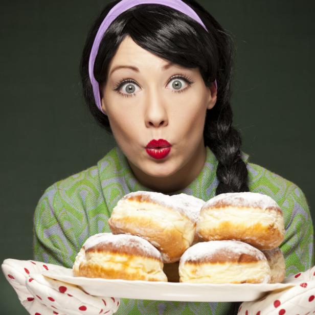 Auf Social Media schlägt ein Trend Wellen, der das traditionelle Bild der Hausfrau propagiert.