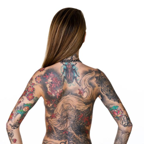 Frau mit vielen Tattoos