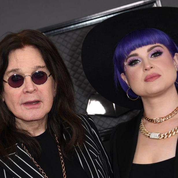 Metal-Legende Ozzy Osbourne und seine Tochter Kelly Osbourne vor einem schwarzen Hintergrund.