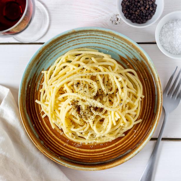 Roman pasta spaghetti with black pepper and cheese. Cacio e pepe. Recipes. Roman pasta spaghetti with black pepper and cheese. Cacio e pepe. Recipes.
