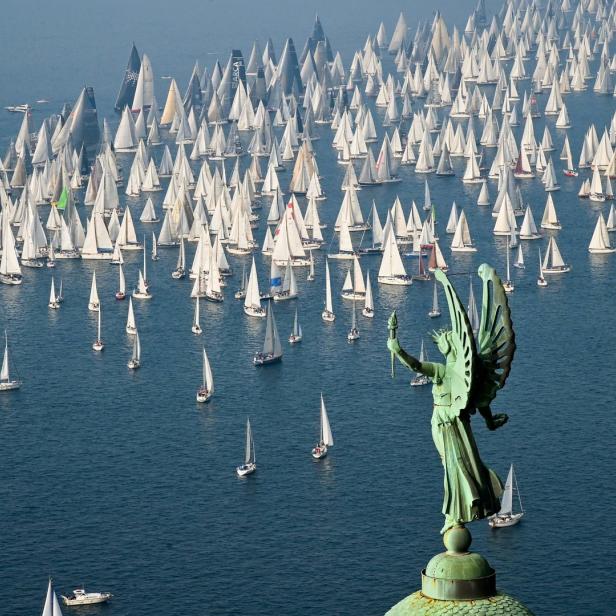Im Oktober steigt die „Barcolana“, die größte Segel-Regatta der Welt. Tausende Dreiecke machen den Golf von Triest zu einem weißblauen Fleckerlteppich