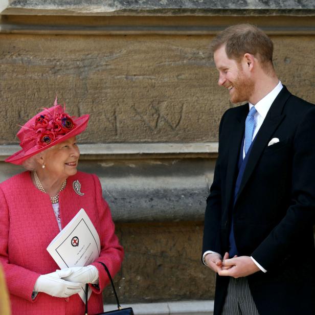 Queen Elizabeth II und Prinz Harry lächeln sich an