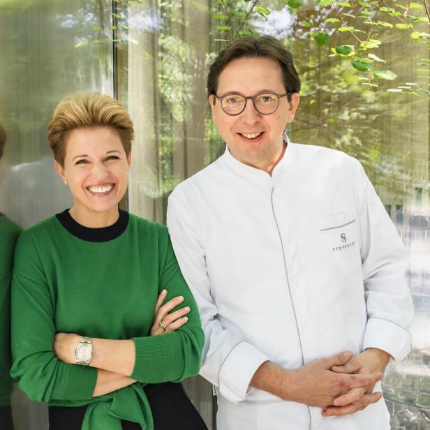 Heinz und Birgit Reitbauer vor Glaswand