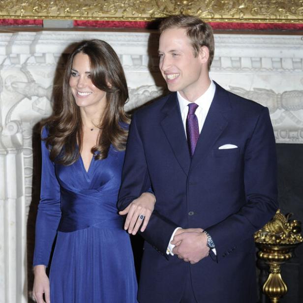 Das Paar zeigte sich hier offiziell bei der Bekanntgabe der Verlobung im Jahr 2010. Kate im blauen knielangen Kleid, William in einem dunklen Anzug.