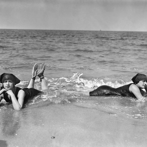 Deauville in der Normandie ist auch heute noch ein Anziehungspunkt für hitzegeplagte Pariser. Das Bild der zwei Damen stammt aus dem Sommer 1913.