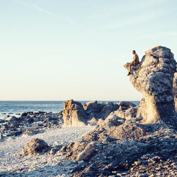 Weiter Blick über die Ostsee: Die Rauken – bis zu zehn Meter hohe Kalksteinsäulen – sind typisch für Gotland.