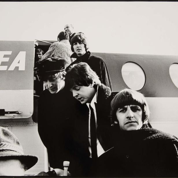 Foto von Christian Skrein: Die Beatles am 13. März 1965 nach der Landung in Salzburg, um Szenen für den Film „Help!“ zu drehen