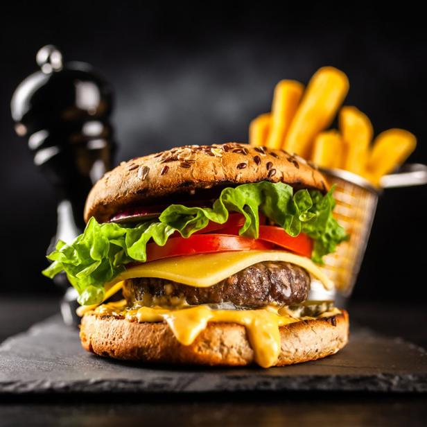 Ersatzprodukte, die wie herkömmliche Burger schmecken, etablieren sich nun auch im Fastfood-Bereich.