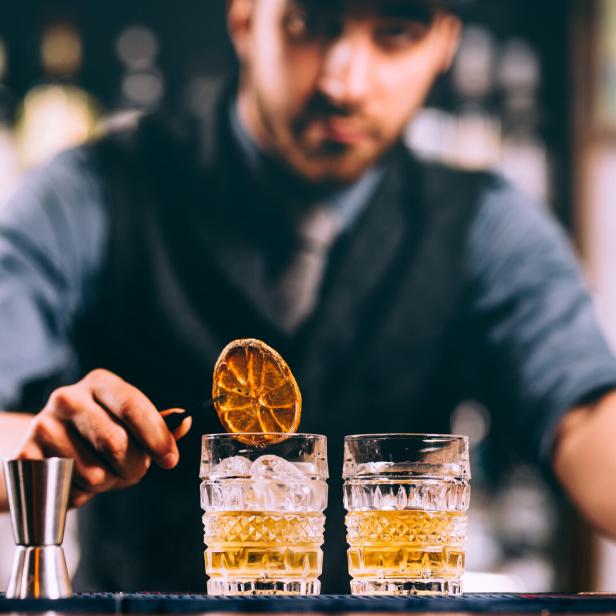 Barkeeper in einer Cocktailbar