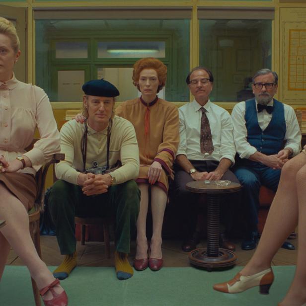 Wes Anderson zeigt im Film The French Dispatch einen einzigartigen Modestil, der mit vergangenen Epochen spielt