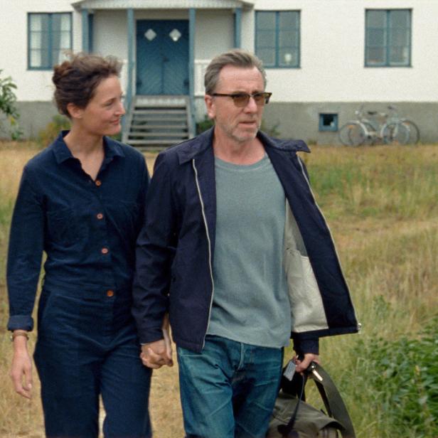 Vicky Krieps und Tim Roth als Filmemacher-Paar in „Bergman Island“ – derzeit im Kino.