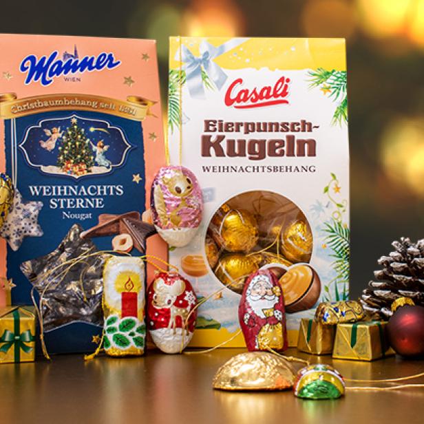 Weihnachtliche Süßigkeiten von Manner und Casali, darunter Schokoladenfiguren und Eierpunschkugeln.
