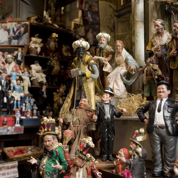 In der Via San Gregorio Armeno ist die katholische Kirche nur eine von vielen Inspirationen: Neben den Heiligenfiguren stehen auch komische wie Stan Laurel und Oliver Hardy