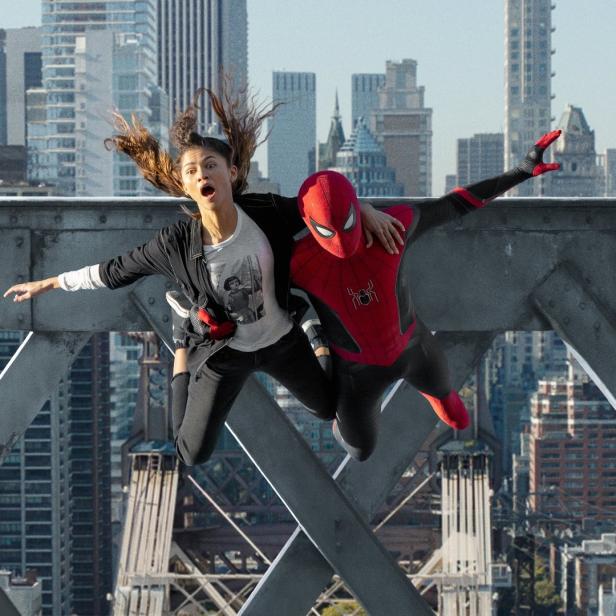 Machen einen fliegenden Abgang: Tom Holland als Spider-Man und Zendaya als seine Freundin MJ