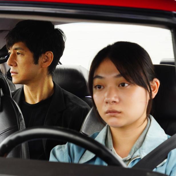 Ein Theaterregisseur darf sein Auto nicht lenken und braucht eine Chauffeurin: „Drive My Car“