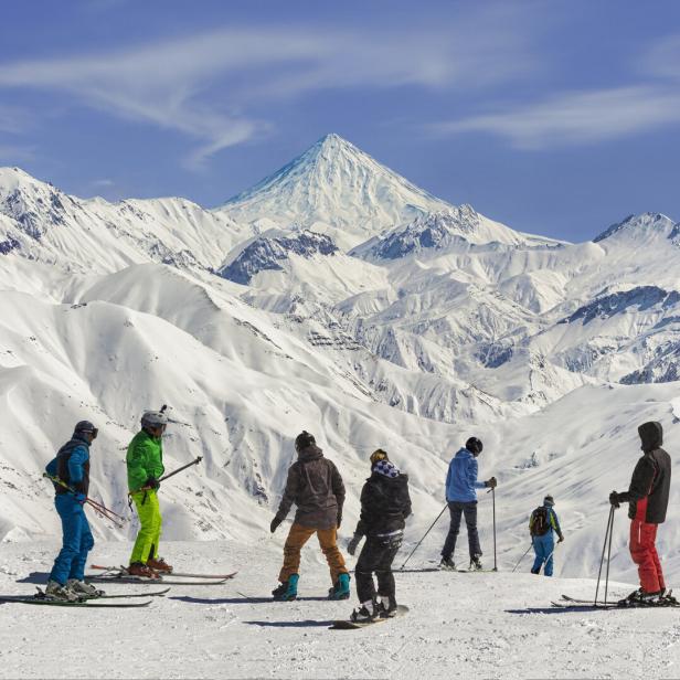 Wintersportler auf einer Piste über der Baumgrenze im Iran