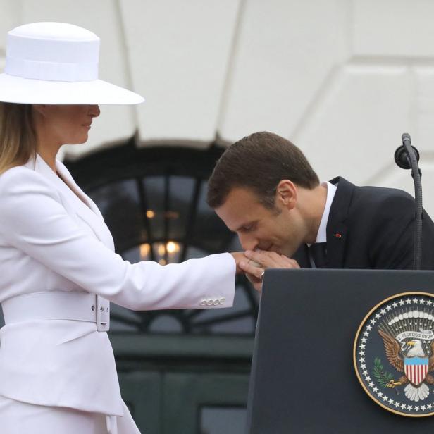 Mrs. Trump trug den weißen Hut am 24. April 2018 bei der Begrüßung von Präsident Macron im Weißen Haus