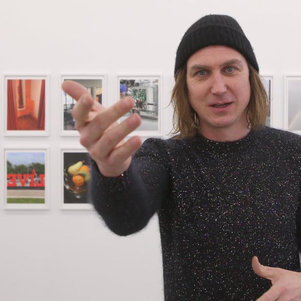 Lars Eidinger in der Galerie Alba: Der Titel EVIL bezieht sich auf ein Foto in der unteren Reihe – LIVE spiegelverkehrt