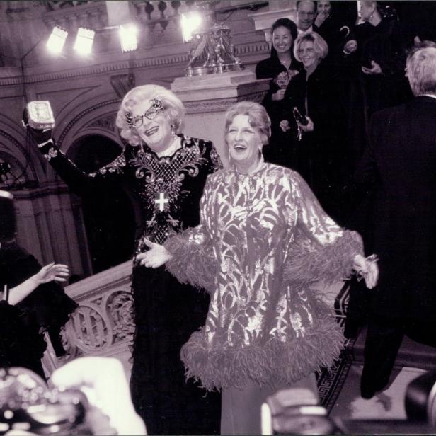 „Hallo Beutelratten!“ Dame Edna (Barry Humphries) 1996 mit Lotte Tobisch