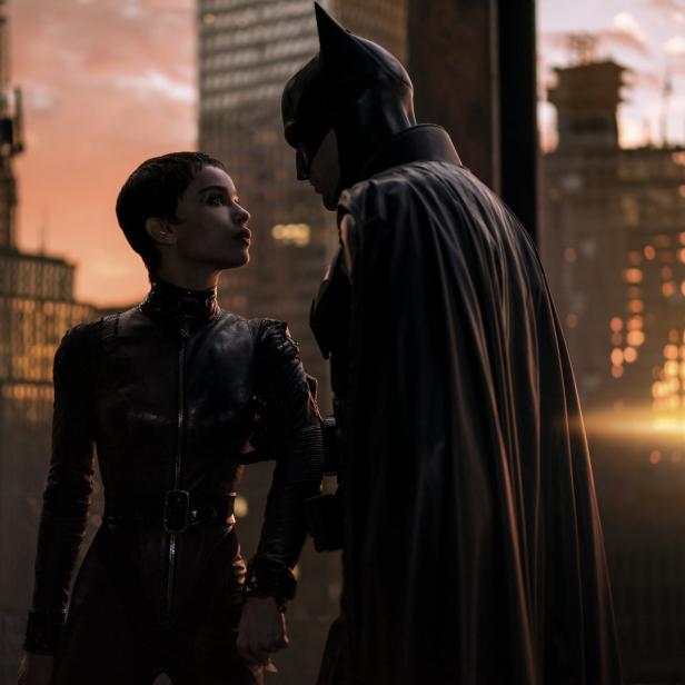 Robert Pattinson als einsamer Bruce Wayne alias Batman findet eine Seelenverwandte in Zoë Kravitz als Selina Kyle alias Katzenfreundin Catwoman in „The Batman“