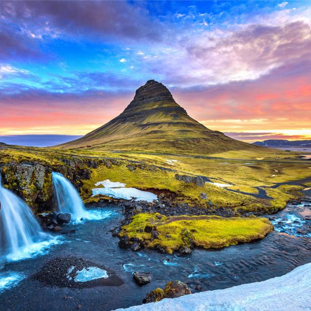 Kirkjufell im Westen ist einer der fotogensten Orte in Island, egal, ob bei Sonnenaufgang (wie im Bild) oder bei tanzenden Nordlichtern