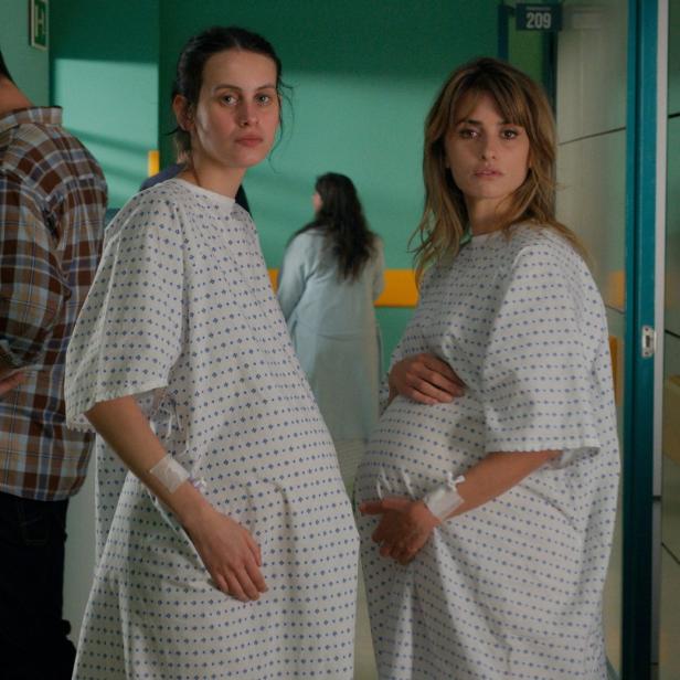 Lernen einander hochschwanger im Spital kennen: Penélope Cruz (re.) und Milena Smit als „Parallele Mütter“
