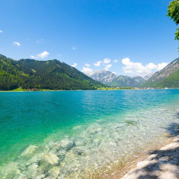 Das Wasser des Achensees erinnert manche an die Karibik – die Temperatur aber gar nicht