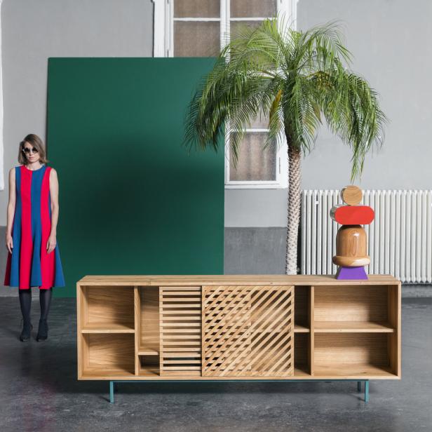Anna Prinzhorn neben dem von ihr designten Massivholz-Sideboard &quot;Shadow&quot;
