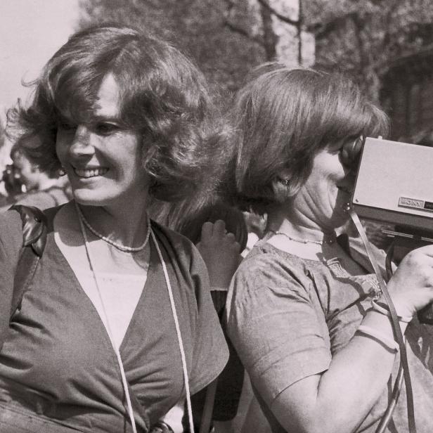 Delphine Seyrig (links) mit Iona Wieder auf einer Demonstration 1976: „Widerständige Musen“ in der Kunsthalle Wien (bis 4. September)