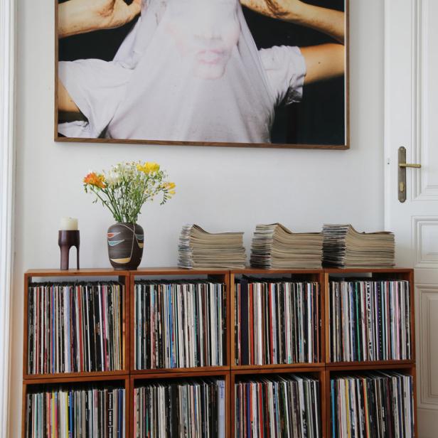 Dekorativ: Die Vinyl-Sammlung ist nicht nur was für&#039;s Ohr. Das Foto darüber ist von Elkes Mann Gerhard Schmolke.