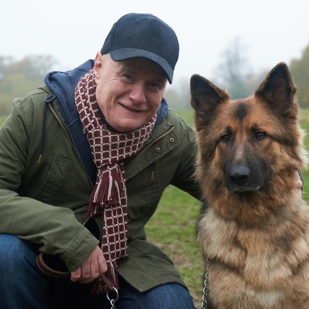 Der britische Stand-up-Comedian Dave Johns lernt beim Hundespaziergang eine Frau kennen