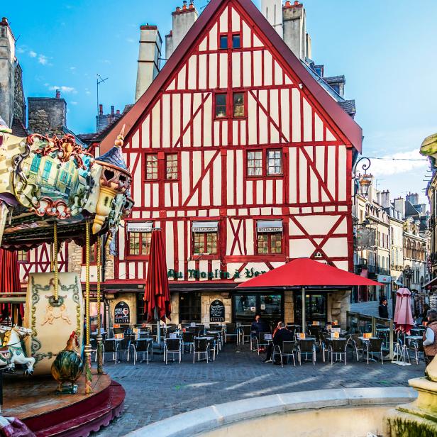 Fachwerkhäuser prägen das mittelalterliche Bild der Altstadt Dijons. Wie hier am Place François-Rude