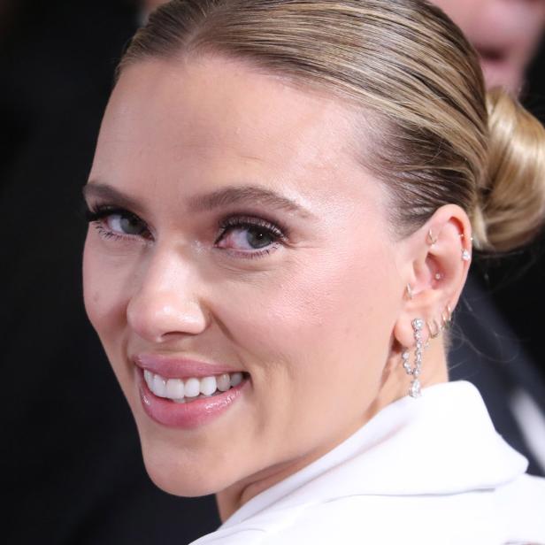 Schauspielerin Scarlett Johansson macht ihr Ohr zum Kunstwerk.