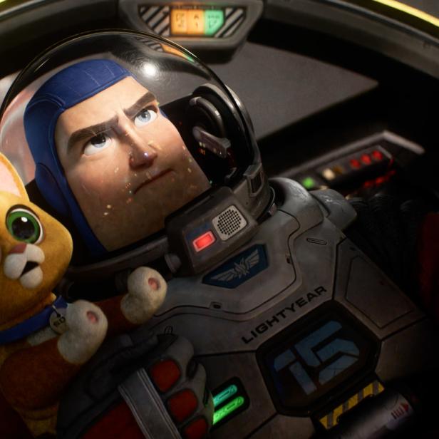 Buzz Lightyear als Actionheld im Weltraum mit seiner Roboterkatze Sox: Pixars „Lightyear“
