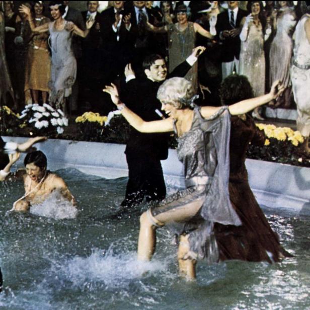 „Der große Gatsby“ wurde mehrmals verfilmt. 1974 etwa mit Robert Redford und Mia Farrow. Die ausgelassenen Partys im Garten der Villa spielen im Roman und im Film eine Hauptrolle