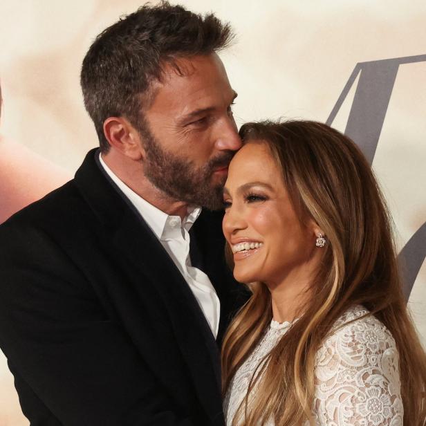 Ben Affleck und Jennifer Lopez zeigten sich erneut verliebt bei der Premiere von Afflecks neuem Film &quot;Air&quot;.