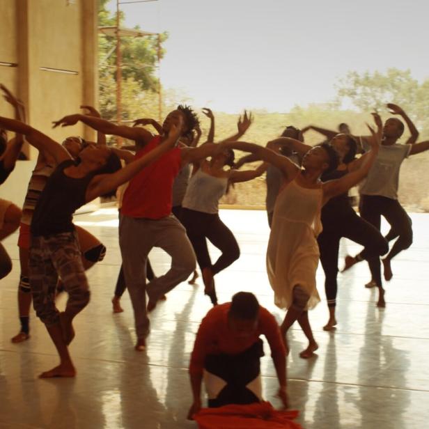 In der École des Sables wird mit einem afrikanischen Tanz-Ensemble Pina Bauschs Choreografie von Strawinskys „Das Frühlingsopfer“ einstudiert: „Dancing Pina“