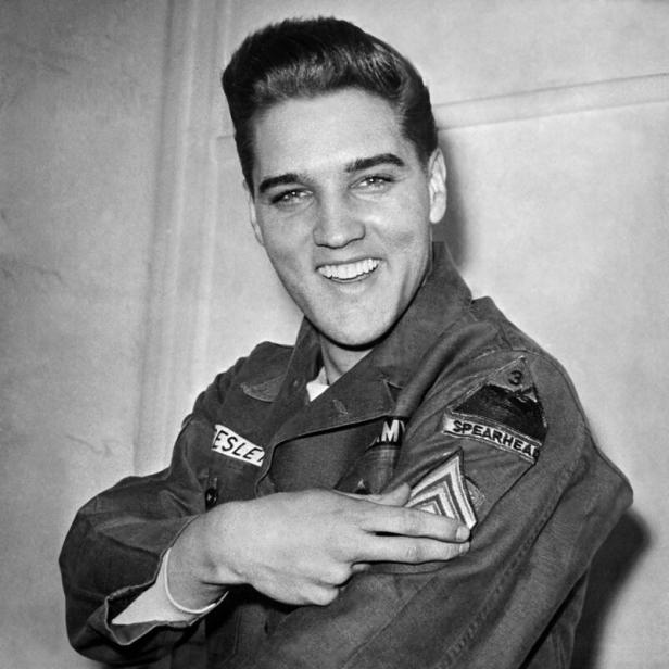 Elvis Presley in seiner Uniform der US-Armee, lächelnd.