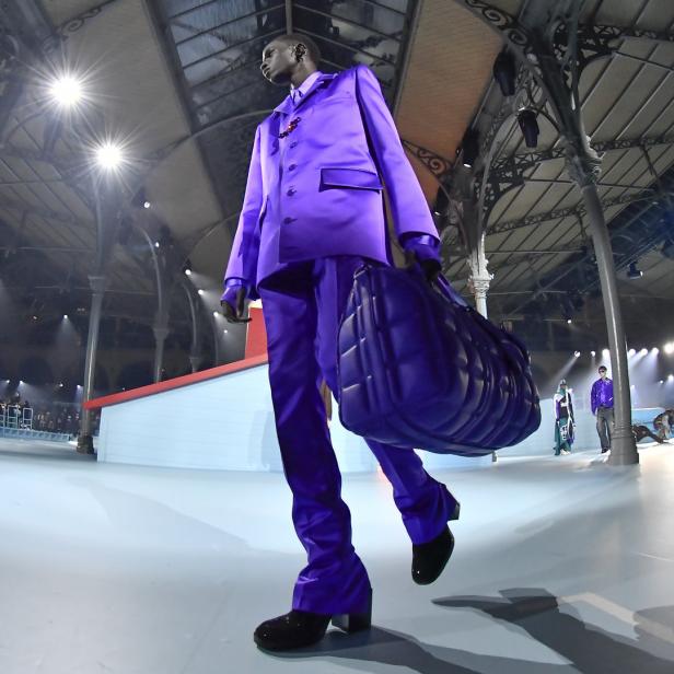 So trägt Mann den Anzug in diesem Winter. Zumindest wenn es nach den Vorstellungen Louis Vuittons geht (Bild der Pariser Fashion Week vom Jänner 2022)