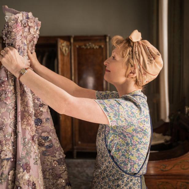 Märchenhaft und bittersüß: Lesley Manville als englische Putzfrau wünscht sich ein Kleid von Christian Dior