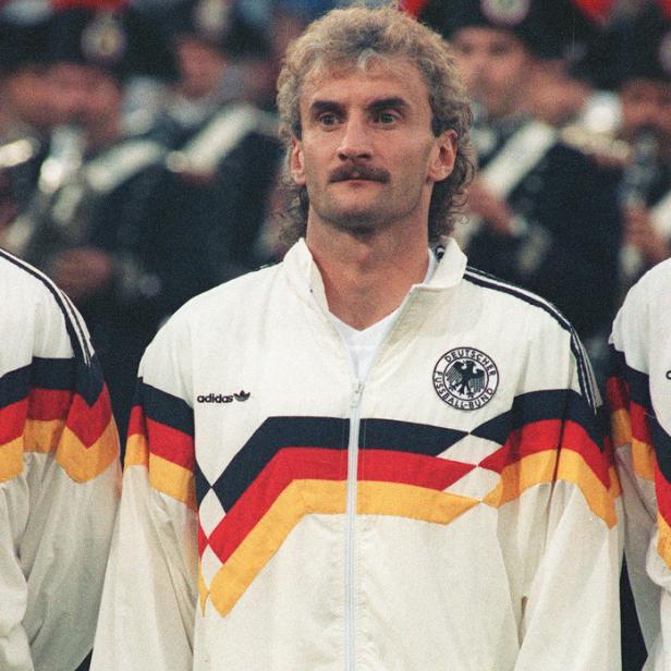 Rudi Völler vor dem WM-Finale 1990 in einer Trainingsjacke aus Ballonseide.