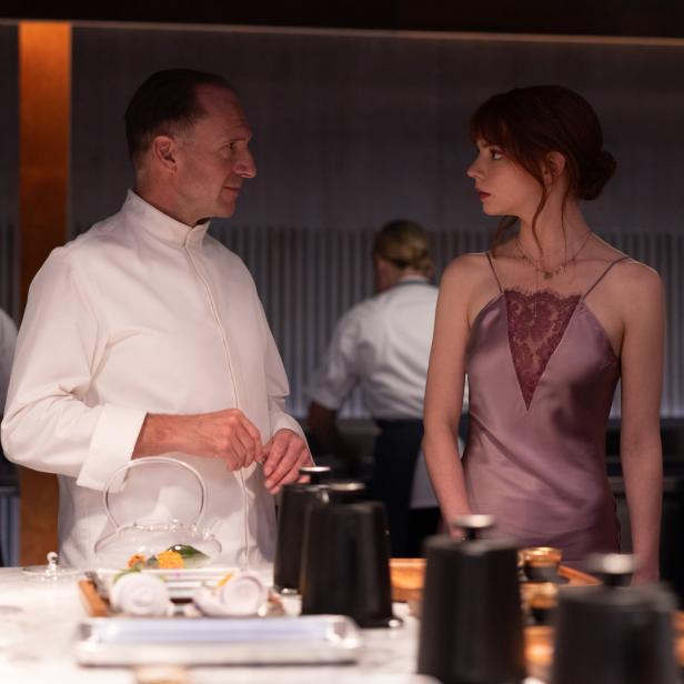 Ralph Fiennes als Chefkoch und Anya Taylor-Joy als unzufriedener Gast in der schwarzen Thrillerkomödie „The Menu“