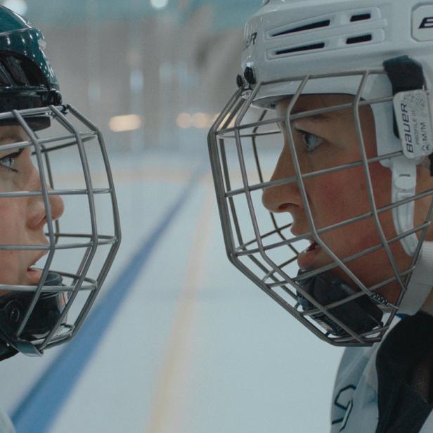 Spielen im selben Eishockey-Team: Alina Schaller (li.) und Judith Altenberger in „Breaking the Ice“