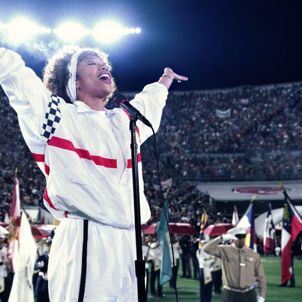 „Einmal ich selbst sein“ will Naomi Ackie in der Rolle von Whitney Houston beim Auftritt bei der Superbowl-Halbzeitshow 1991