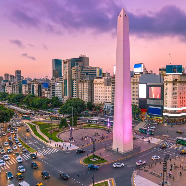 Die Avenida 9 de Julio ist eine der Hauptverkehrsadern in Buenos Aires – und eine der breitesten Straßen der Welt.